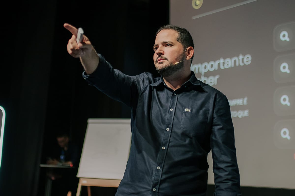 Guilherme Nunes palestrando em evento para advogados